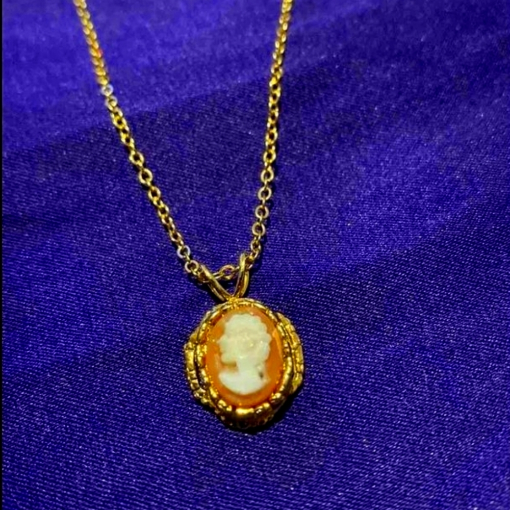 Dainty cameo necklace